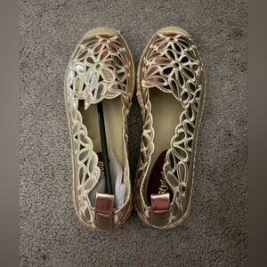 Stylish Gold Floral Cutout Flats